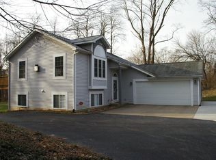 729 Grindle Dr, Lowell, MI 49331