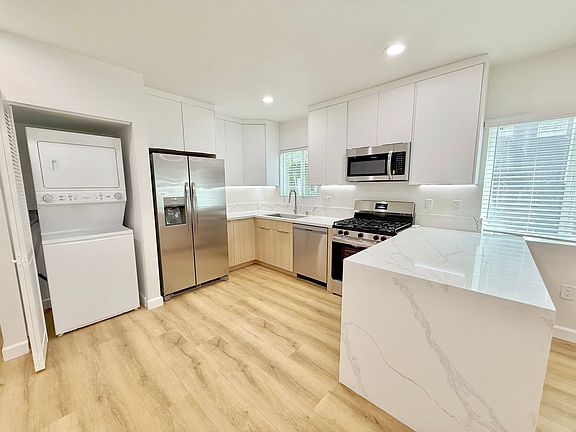 3rd image of 825 827 1/2 Manhattan Ave #B