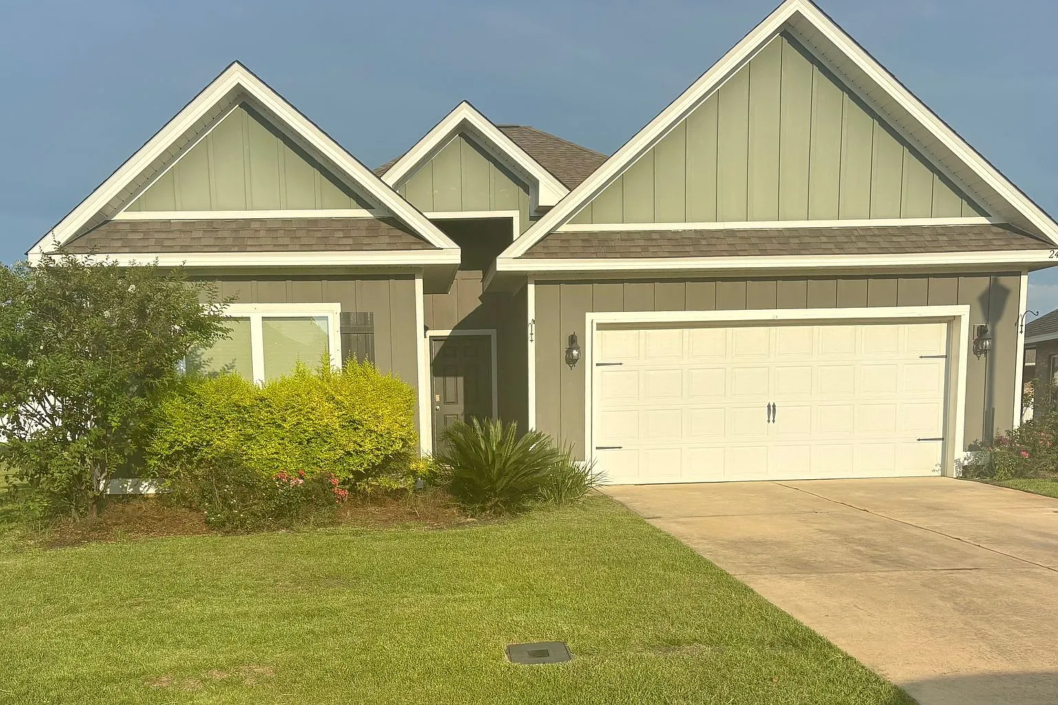 5 bedroom 3 bath home — Photo 1