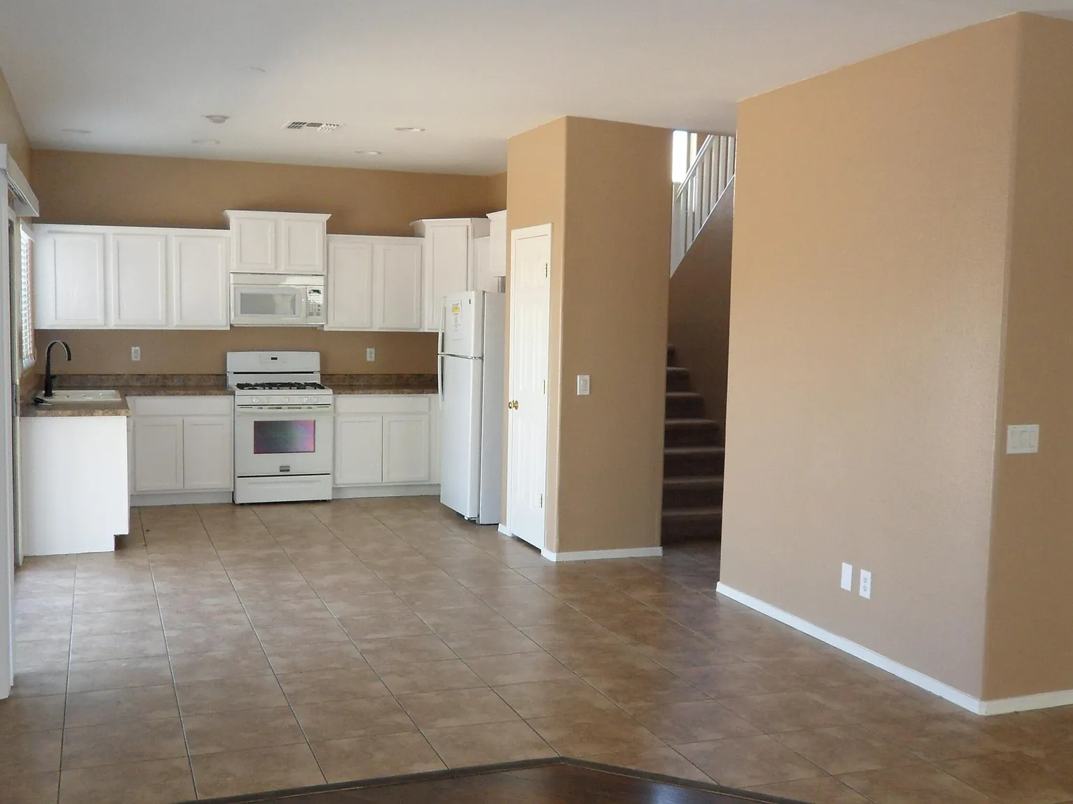 4 bed, 2.5 bath, 2114 sqft, $2,100 — Photo 4