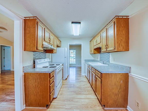 2nd image of 104 Dover Ct
