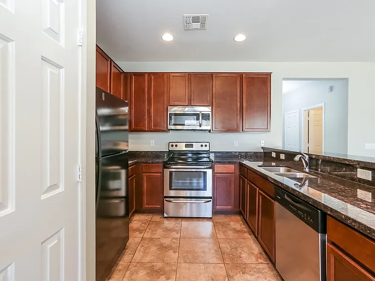 7907 S 50th Ln — Photo 8