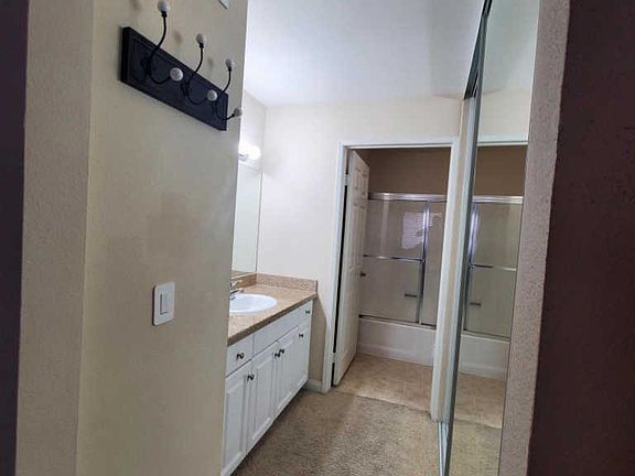 2nd image of 5550 Owensmouth Ave APT 321