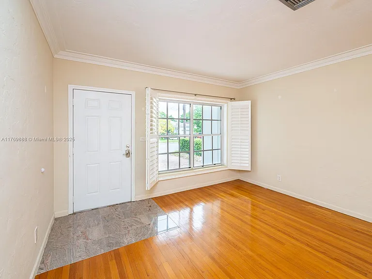 9441 Byron Ave — Photo 10