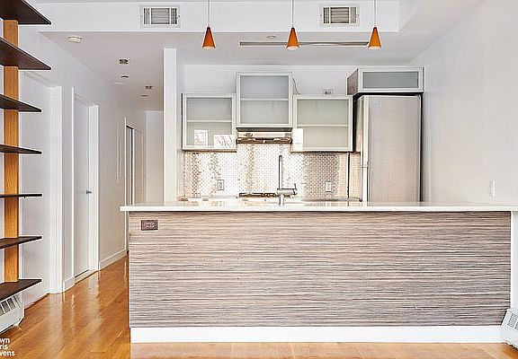 3rd image of 90 Guernsey St APT 1