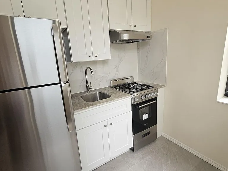 244 Ainslie St #1 — Photo 2