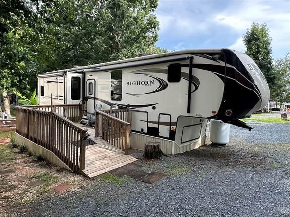 101 Marina Dr, New London, NC 28127