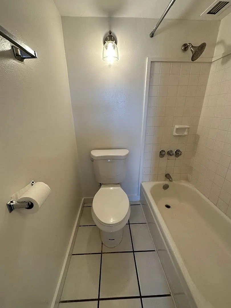 Sunset Lakeview 3 bedroom, 2 bath, 1 parking, water/sewer incl, amenities, renovated unit in 2022 — Photo 4