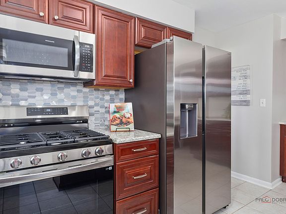5th image of 815 Claridge Ct
