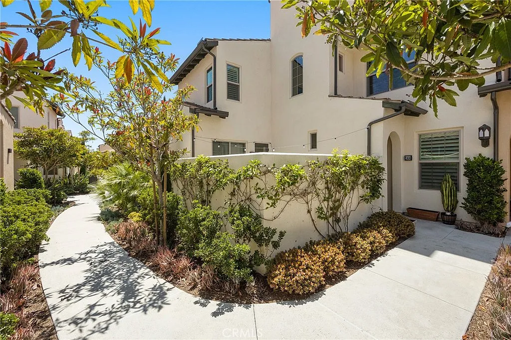 3 bed, 3.5 bath, 1695 sqft, $4,600 — Photo 1
