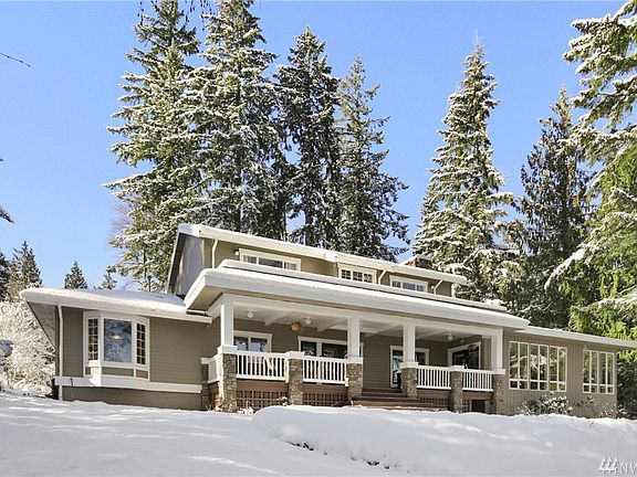 The lakeside lawn sits above the shoreline which provides for great drainage and dry turf all year round.