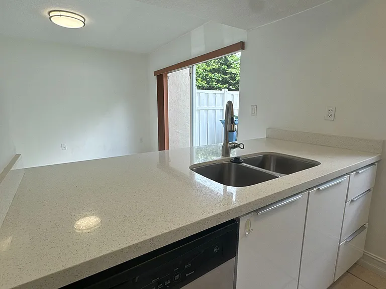 111 Riviera Cir — Photo 16