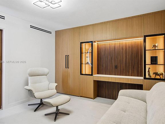 5th image of 425 Grapetree Dr APT 211