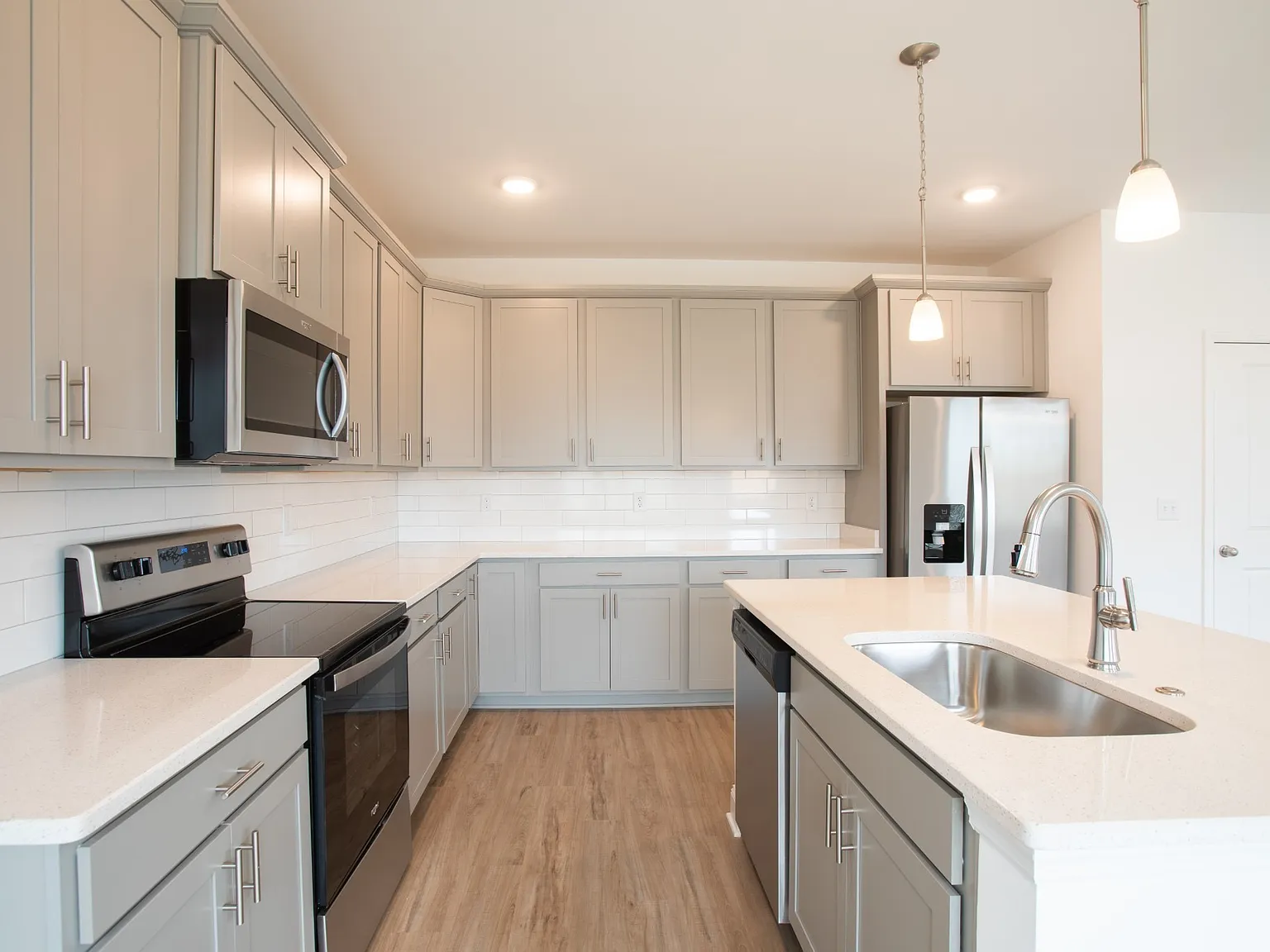 3 bed, 2.0 bath, 1766 sqft, $2,450 — Photo 2
