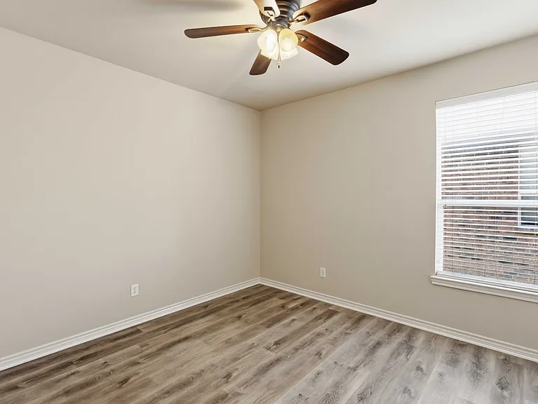 807 Clear Water Dr — Photo 17