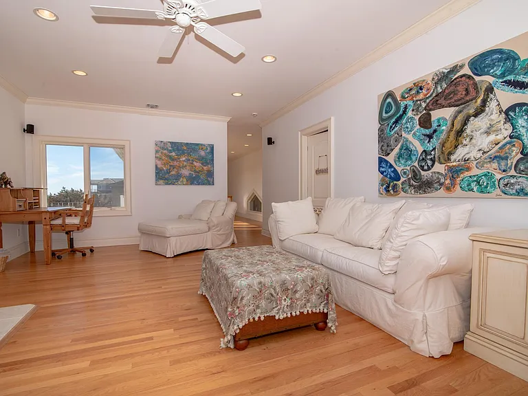 605 Dune Rd — Photo 15