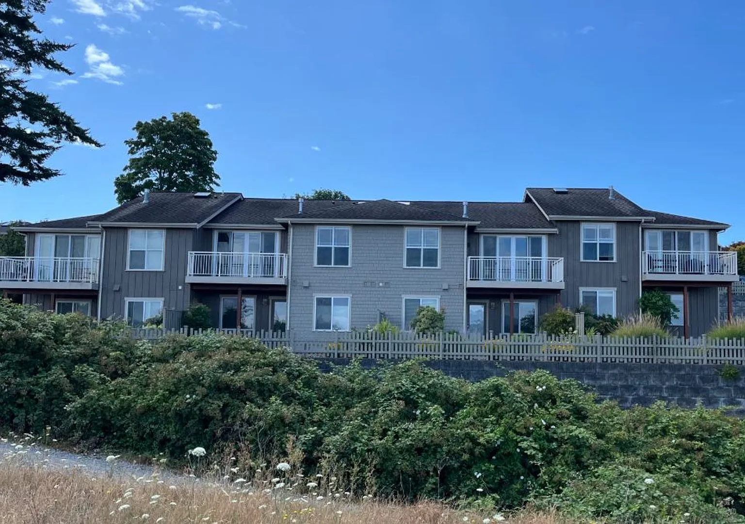 End Unit, 3 Bed, 2.5 Bath PLUS Bonus Room, Anacortes — Photo 1