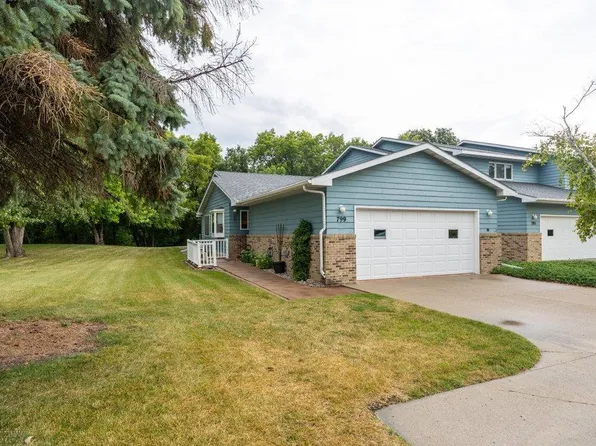 799 Royal Oaks Dr N, Fargo, ND 58102