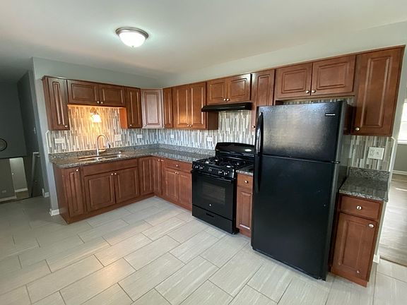 3rd image of 16118 Woodlawn East Ave