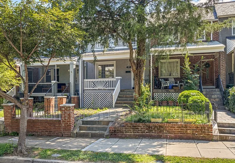 329 18th Pl NE — Photo 3