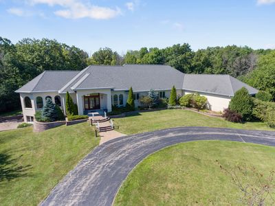 1630 W Manor Ln, River Hills, WI, 53217