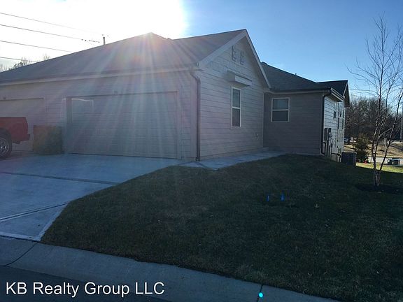 3rd image of 506 SE Maple Dr