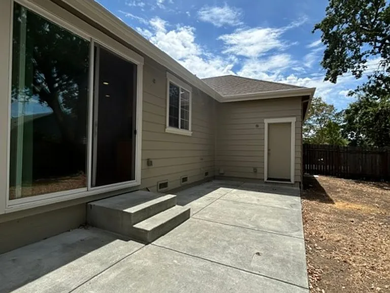 1217 Jennings Ave — Photo 13