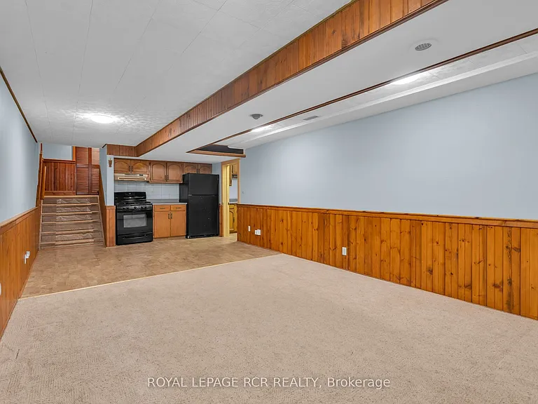 126 Nelson St E — Photo 18