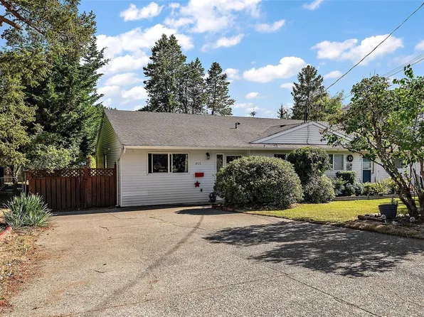 855 Sevenoaks Rd, Saanich, BC V8X 3E8
