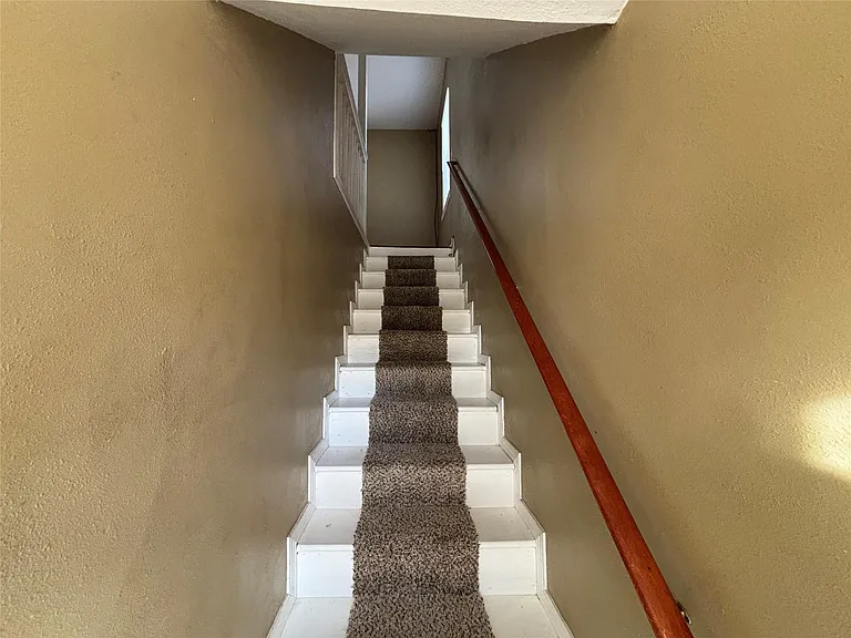 422 W Burleson St — Photo 2