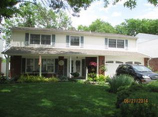 9070 Primrose Ln, Hickory Hills, IL 60457