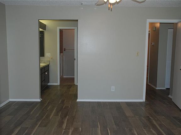 5th image of 106 Valencia Ct N