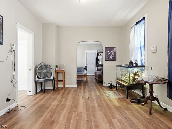 5th image of 3131 W 92nd St