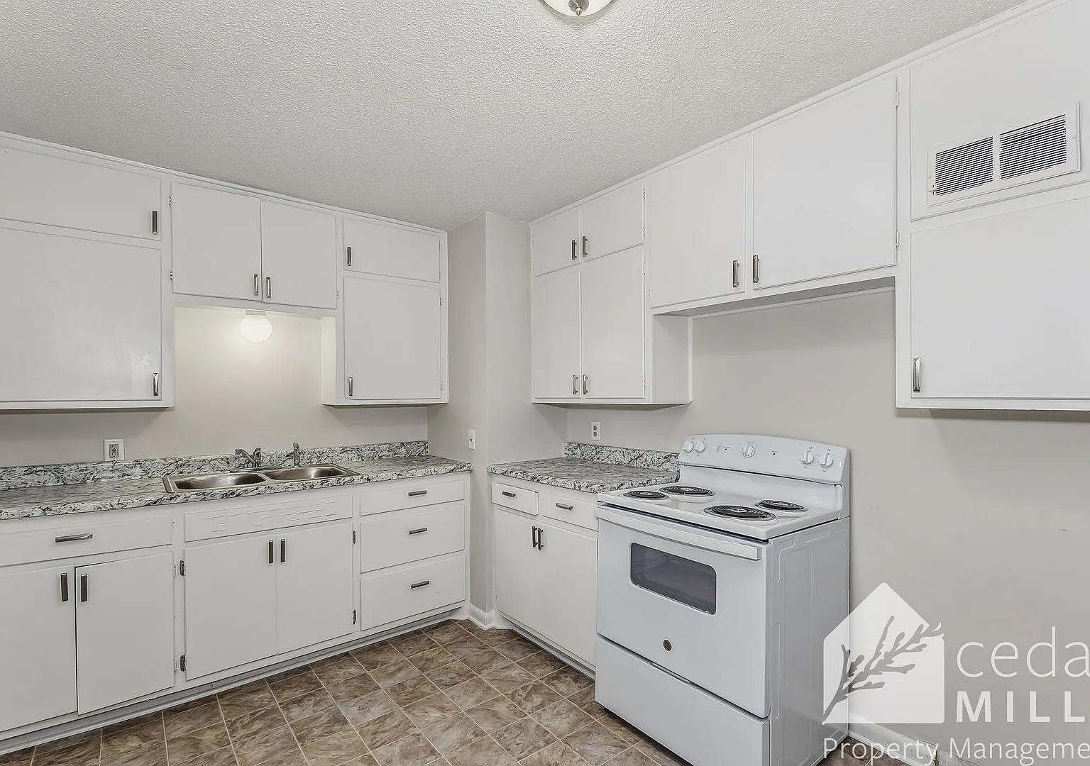 Remodeled Duplex Conveniently Located Near WSU! Section 8! — Photo 4