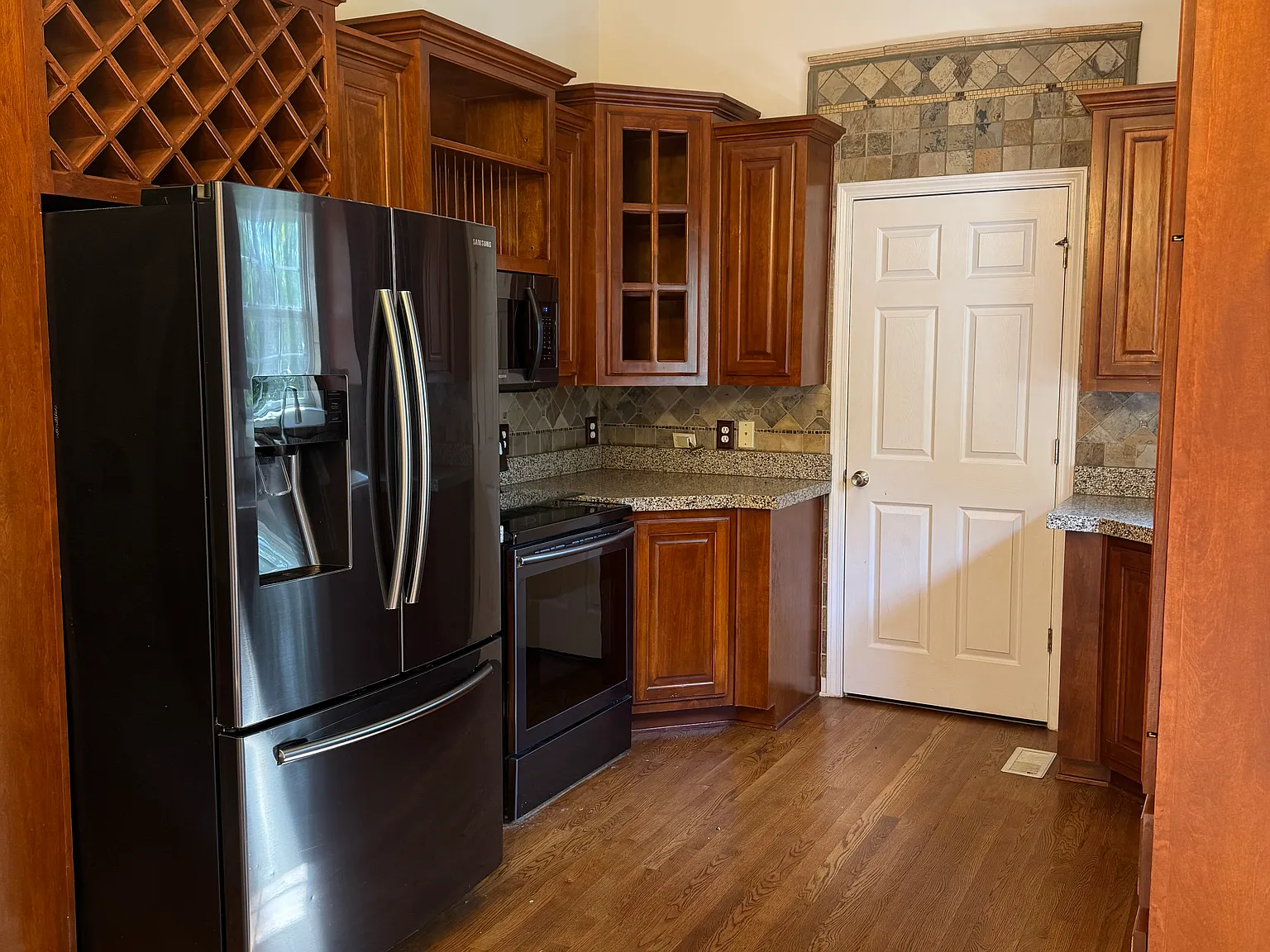 3 bed, 1408 sqft, $1,895 — Photo 3