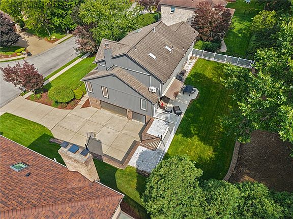 3rd image of 122 Trotwood Dr