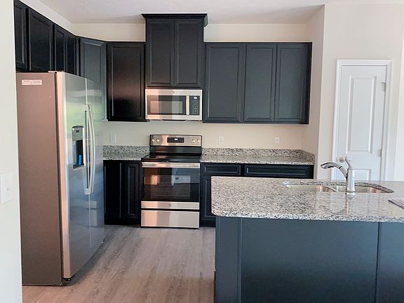 4th image of 60 Pine Ave