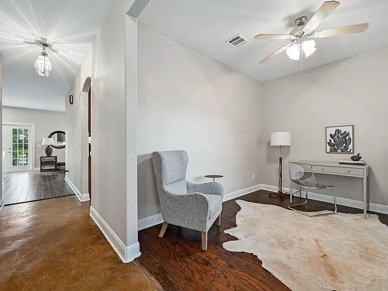 200 Oak Hollow Ln — Photo 13