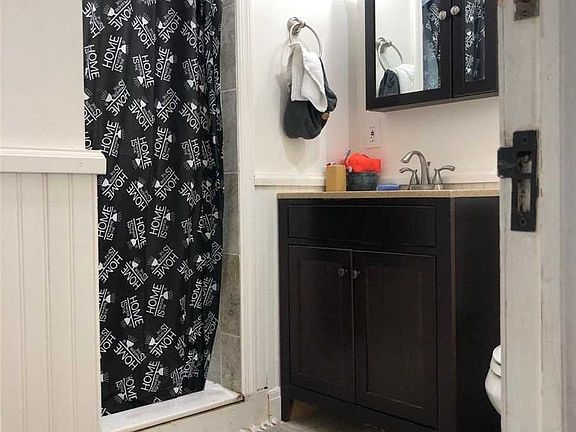 4th image of 13 Laura Ave