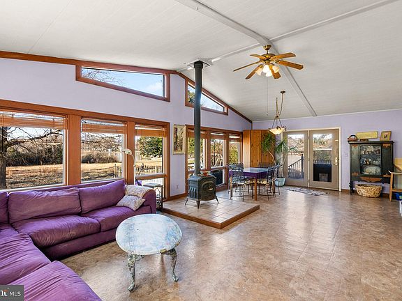 3rd image of 201 Arnold Ln