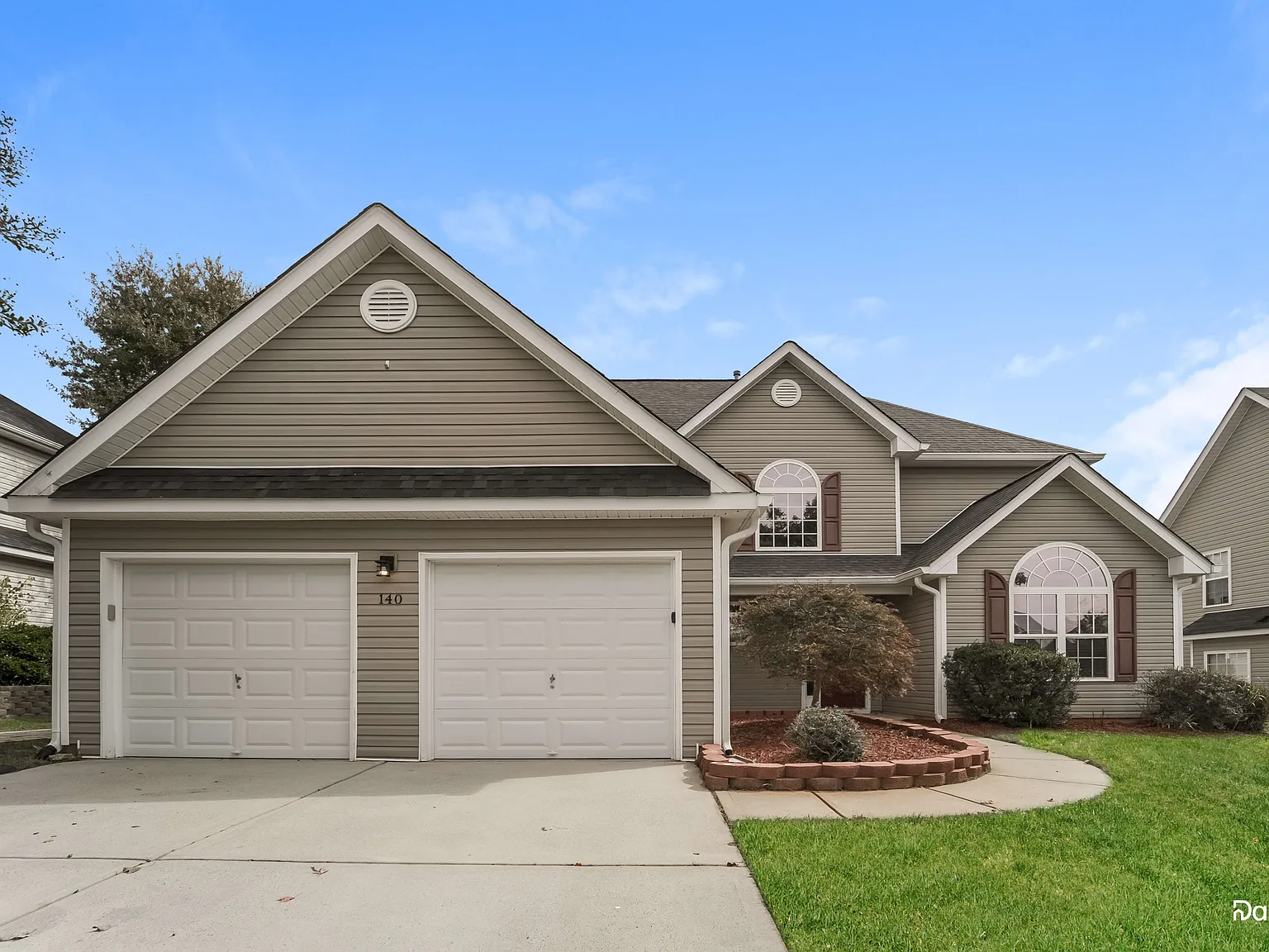 4 bed, 2.5 bath, 2566 sqft, $2,410 — Photo 2
