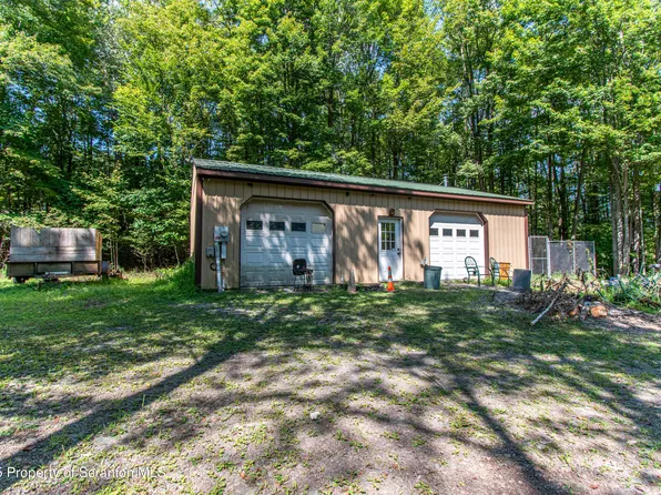 6 Silhouette Ln, Waymart, PA 18472