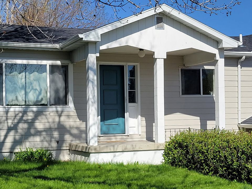 Beautifull streetside curb appeal