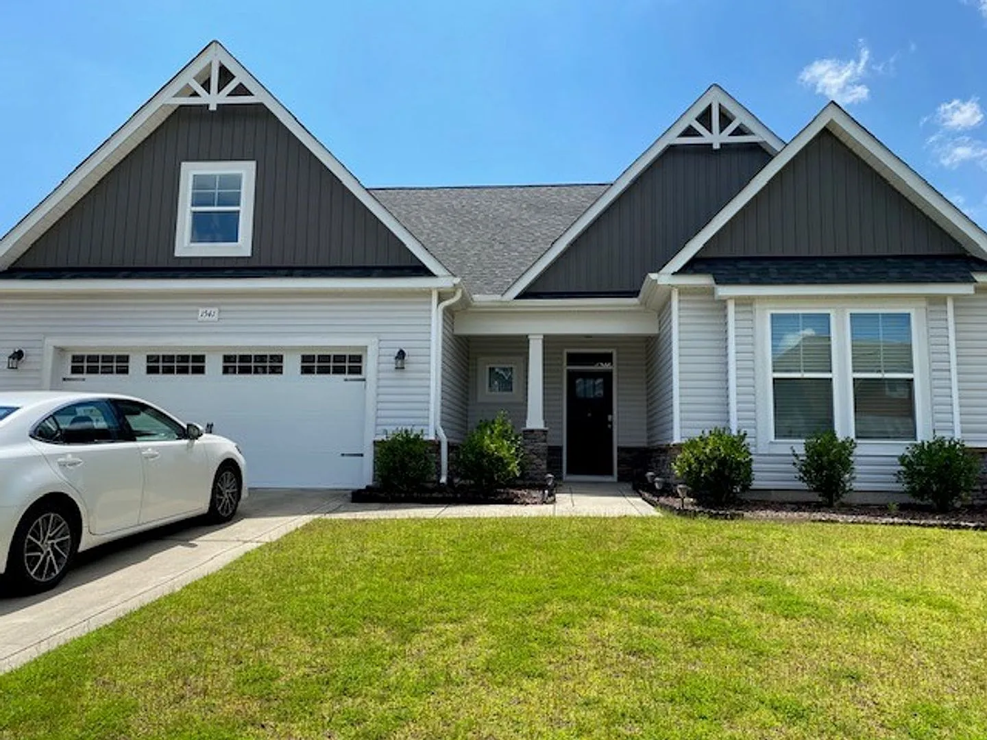 Welcome to this stunning 3 bedroom, 3 bathroom home located in the desirable Wilmington, NC area. — Photo 2