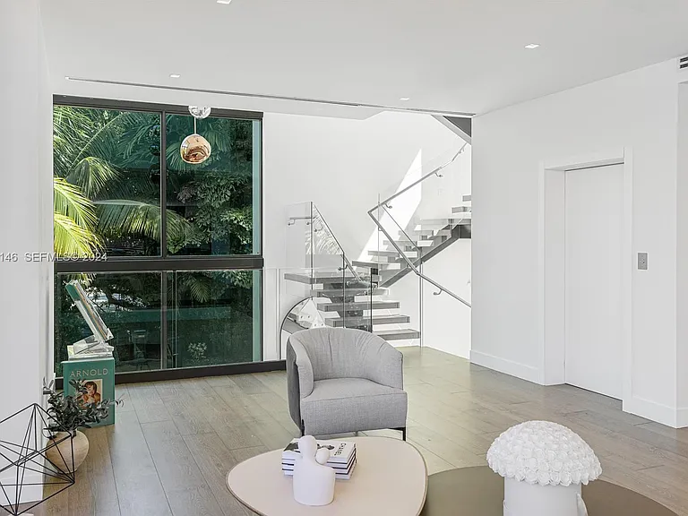 N Hibiscus Dr — Photo 19