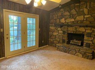 1576 E Walnut Lawn St, Springfield, MO 65804