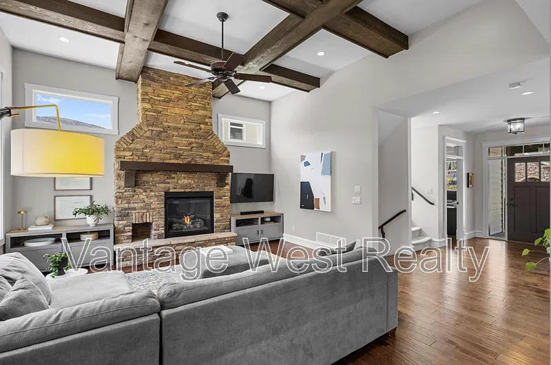5 bed, 4.0 bath, 3382 sqft, $5,000 — Photo 2