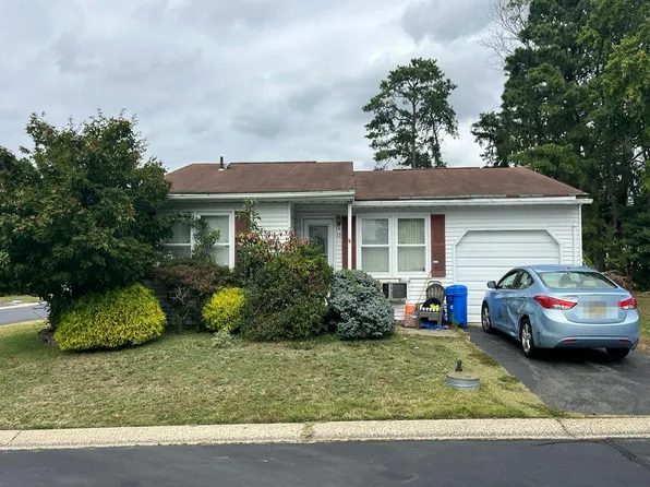 13 Hampshire Ln, Whiting, NJ 08759