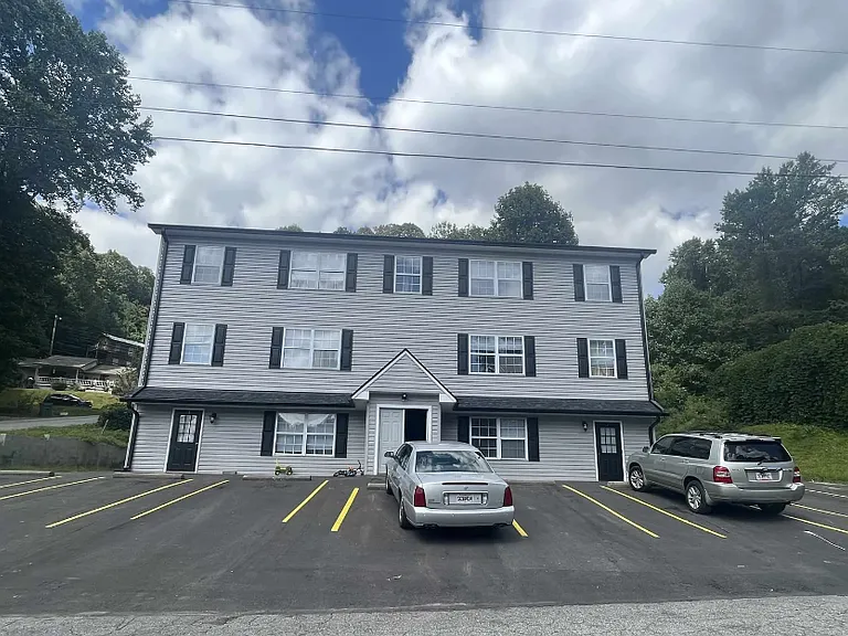 This Six-Plex Bld has gorgeous apartments in the heart of Clayton GA