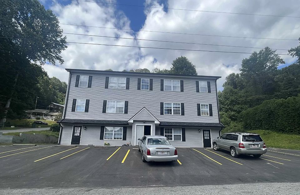 This Six-Plex Bld has gorgeous apartments in the heart of Clayton GA
